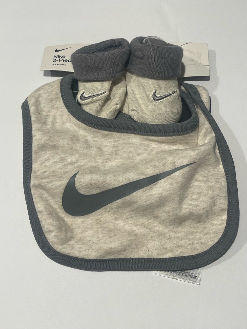 Nike 2pc NWT baby Bib & Booties Set Light Gray with Dark Gray Trim infant 0-6m